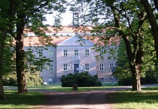 Kastanienallee zum Barockschloss Griebenow mit Portal und Ehrenhof // &copy; Barockschlo&szlig; zu Griebenow e.V.