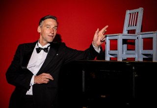 VorstellBar – das bedeutet Talk & Show & Musik mit Conférencier Hannes Rittig und Andreas Dziuk am Klavier + Spielzeit 26/27 Theater Vorpommern // © Peter Van Heesen VorstellBar – das bedeutet Talk & Show & Musik mit Conférencier Hannes Rittig und Andreas Dziuk am Klavier + Spielzeit 26/27 Theater Vorpommern // © Peter Van Heesen