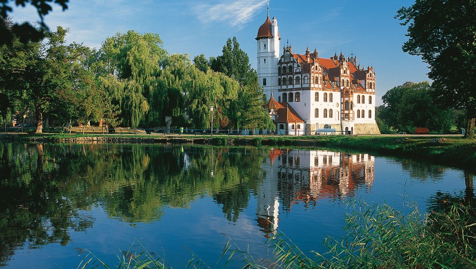 Das eindrucksvolle Schloss Basedow liegt direkt am Malchiner See in der mecklenburgischen Seenplatte., © TMV/Grundner