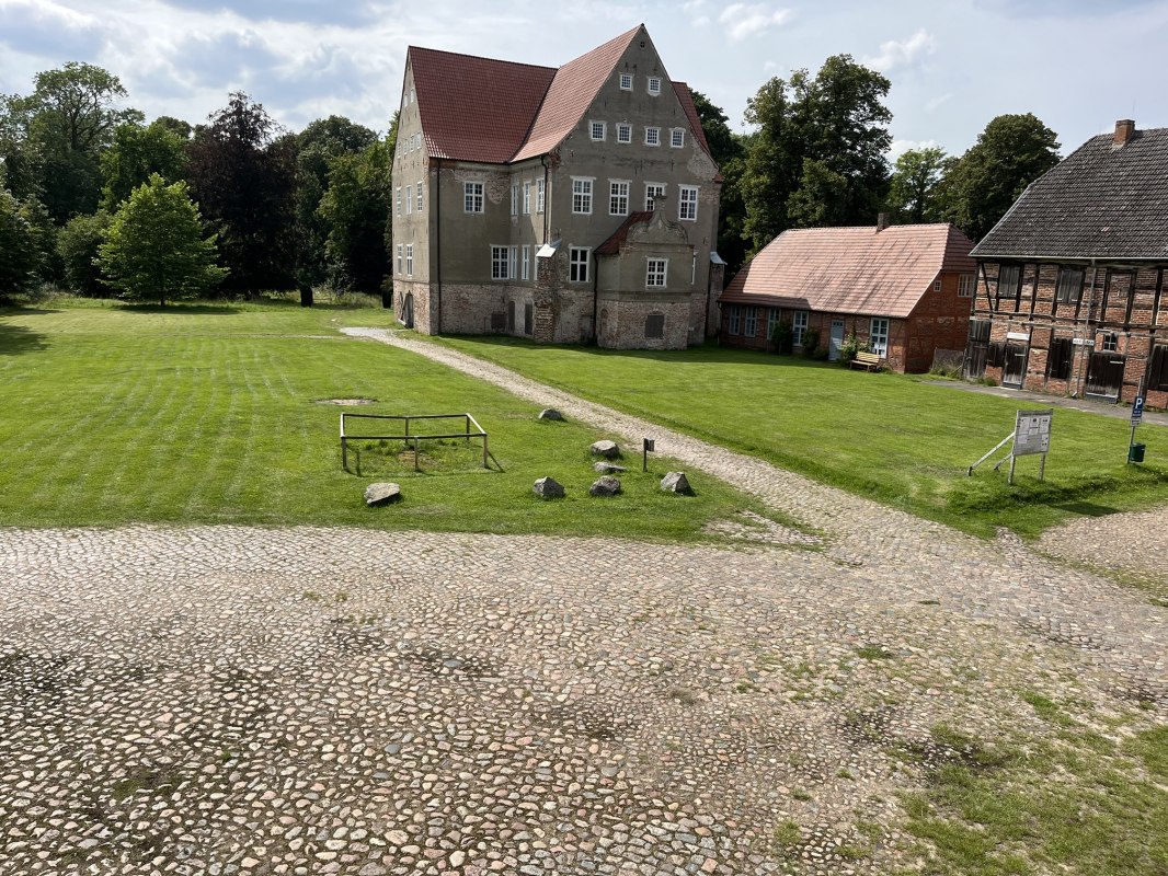 Kasteel Ludwigsburg met het beheerdershuis en de binnenplaats // © Archiv Förderverein Schloss- und Gutshofanlage Ludwigsburg e. V. Kasteel Ludwigsburg met het beheerdershuis en de binnenplaats // © Archiv Förderverein Schloss- und Gutshofanlage Ludwigsburg e. V.