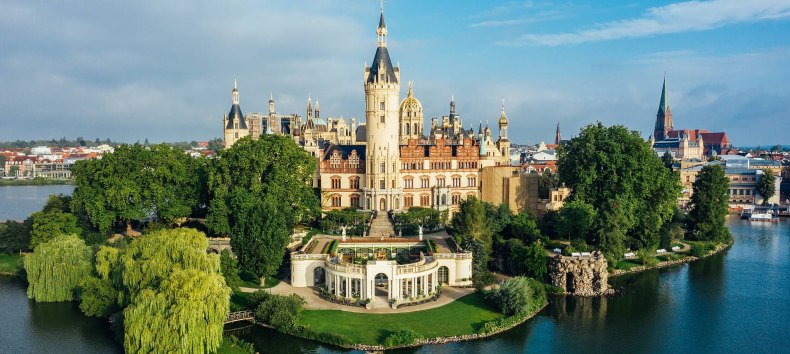Kasteel Schwerin vanuit vogelperspectief. // &copy; MV-T/G&auml;nsike