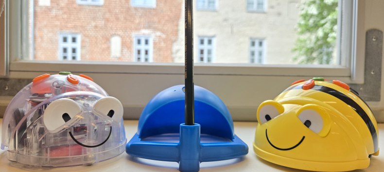ein Bluebot in der Mitte und zwei Beebots daneben auf dem Fensterbrett der Stadtbibliothek // &copy; Stadtbibliothek Stralsund