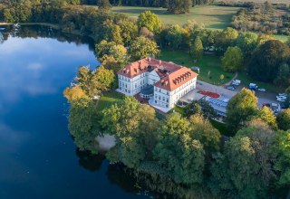 Het Schorssow kasteel aan het meer met veel open ruimte // © Seeschloss Schorssow Het Schorssow kasteel aan het meer met veel open ruimte // © Seeschloss Schorssow