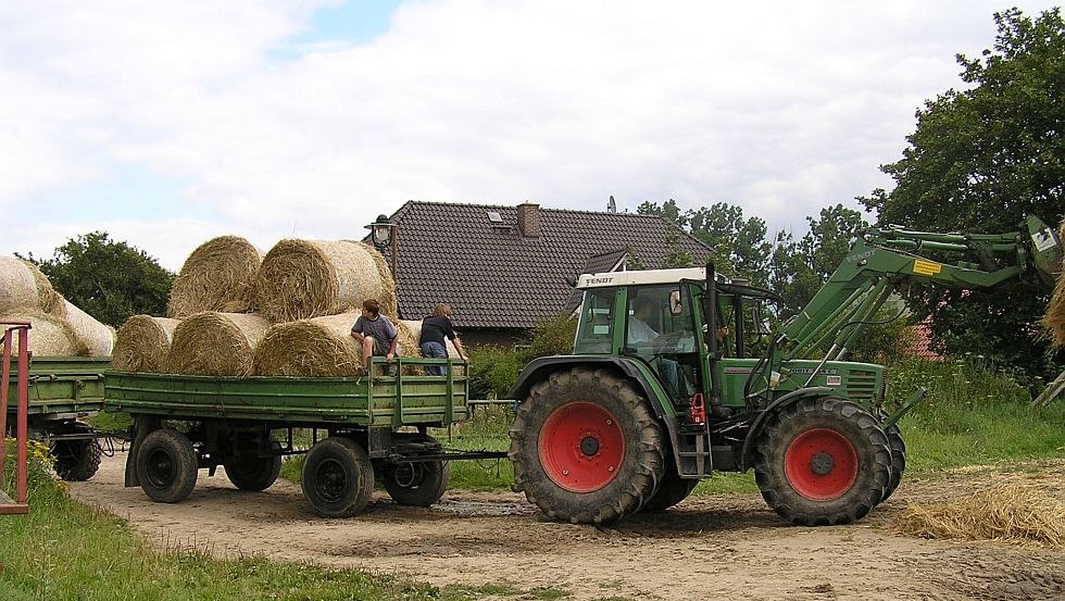 Traktorfahrt auf dem Lande // © Biohof Donst Traktorfahrt auf dem Lande // © Biohof Donst