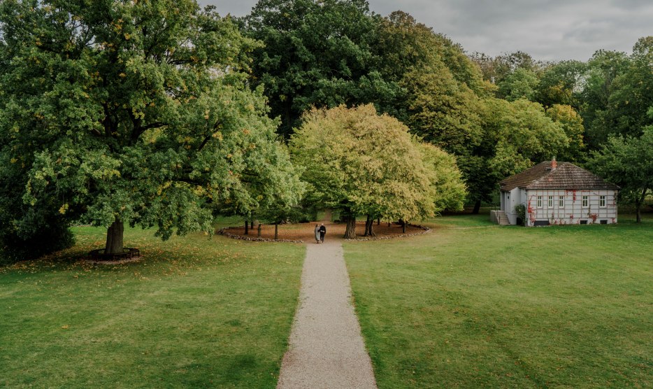 Ein idyllischer Spaziergang durch den Park des Romantik Hotels Gutshaus Ludorf: Umgeben von alten B&auml;umen und gr&uuml;nen Wiesen, l&auml;dt die Natur zur Erholung und Entspannung ein.