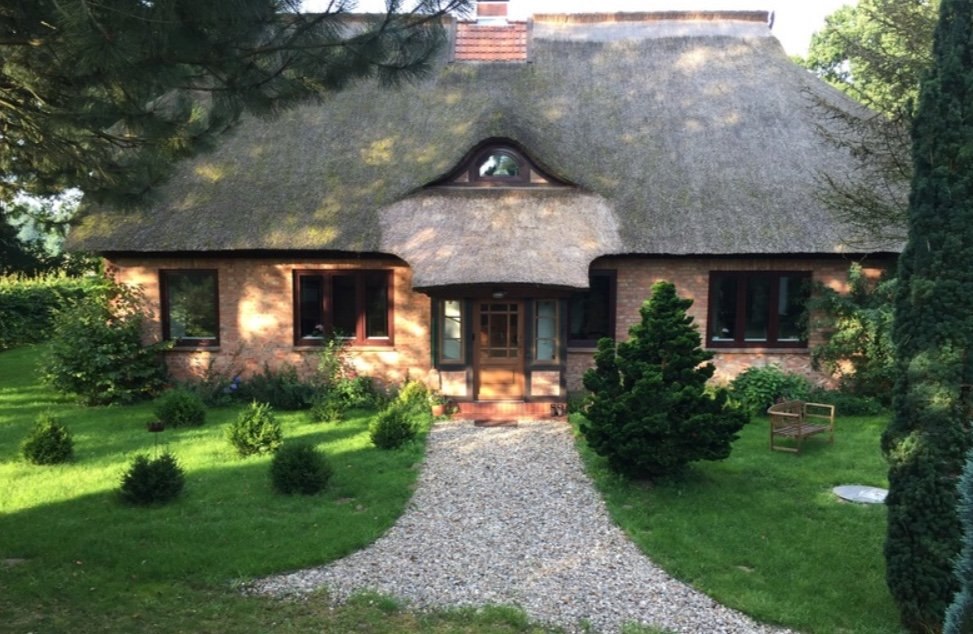 Frontansicht Forsthaus Kölzin, © Brosch & Lehrmann Grundstücks GbR Frontansicht Forsthaus Kölzin, © Brosch & Lehrmann Grundstücks GbR