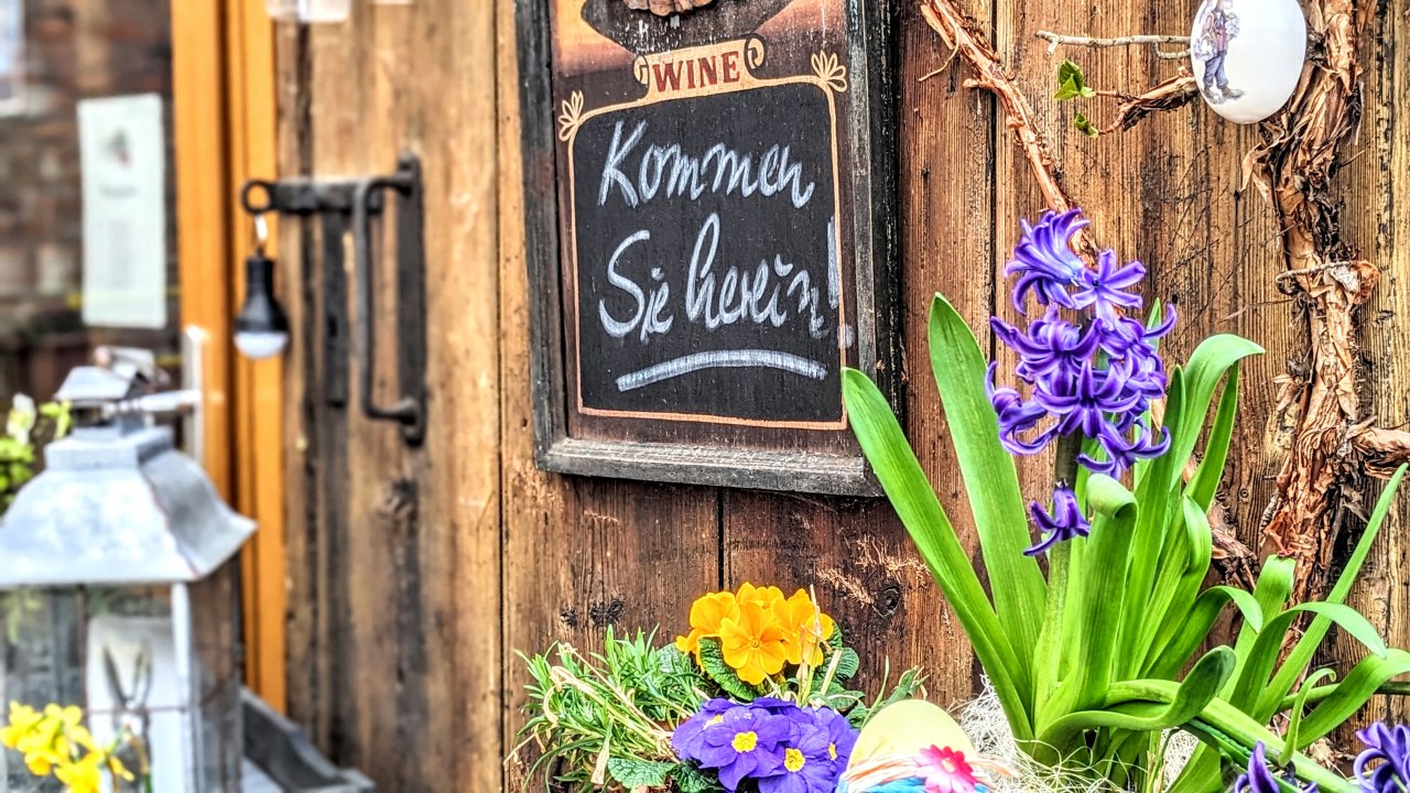 Außenschild - Weinhaus im Hof // © Leopold Höglinger Außenschild - Weinhaus im Hof // © Leopold Höglinger