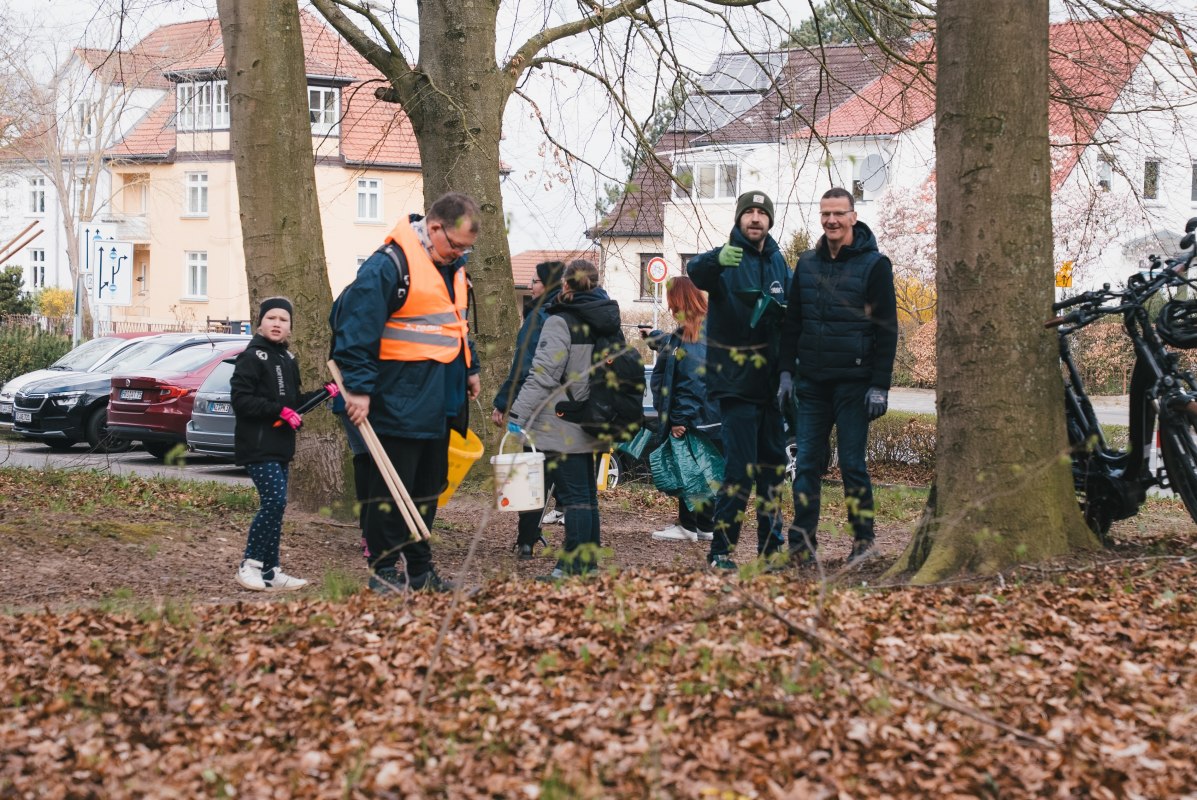 Helpers verzamelen afval // &copy; Rostock M&uuml;llfrei e.V.