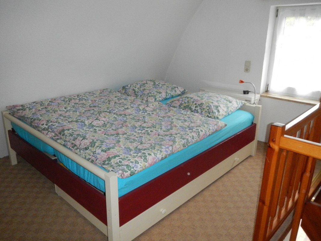 Das bequeme Doppelbett l&auml;dt zum Tr&auml;umen ein. Bettw&auml;sche und Handt&uuml;cher sind selbstverst&auml;ndlich vorhanden., &copy; Roland Kitzmann