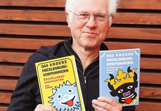 Der Autor Wolf Schmidt mit den beiden Bänden seiner Reihe "Das ANDERE Mecklenburg-Vorpommern", © privat Der Autor Wolf Schmidt mit den beiden Bänden seiner Reihe "Das ANDERE Mecklenburg-Vorpommern", © privat