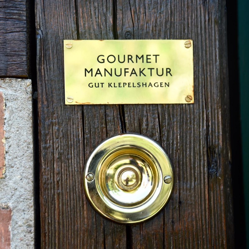 Die Produkte der Gourmet Manufaktur können an verkauftsoffenen Tagen vor Ort erworben werden. Termine und weitere Informationen dazu finden Sie auf der Website. // © Gourmet Manufaktur Gut Klepelshagen Die Produkte der Gourmet Manufaktur können an verkauftsoffenen Tagen vor Ort erworben werden. Termine und weitere Informationen dazu finden Sie auf der Website. // © Gourmet Manufaktur Gut Klepelshagen