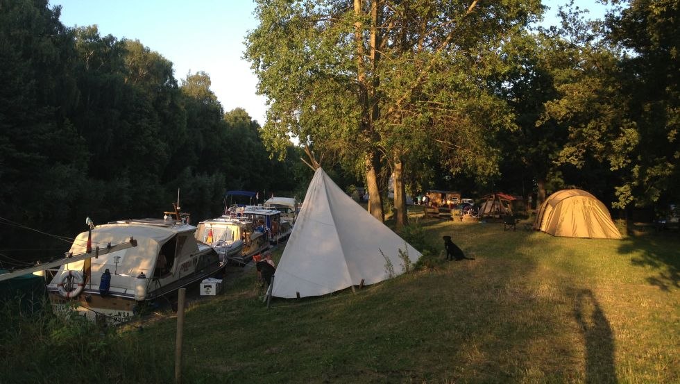 Blick auf den Anleger und das Camp - Hier geht Camping- und Bootsfreunden das Herz auf // © Lewitzcamp-Garwitz/Gurtler Blick auf den Anleger und das Camp - Hier geht Camping- und Bootsfreunden das Herz auf // © Lewitzcamp-Garwitz/Gurtler