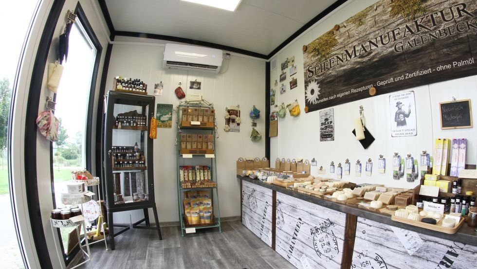 Totalaufnahme der Galenbecker Seifenkiste von Innen, Fisheyeperspektive, © Seifenmanufaktur Galenbeck/Torsten Metscher Totalaufnahme der Galenbecker Seifenkiste von Innen, Fisheyeperspektive, © Seifenmanufaktur Galenbeck/Torsten Metscher