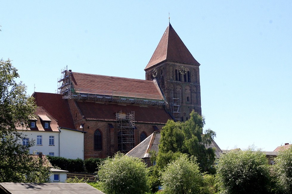 Volledig zicht op de kerk van St Thomas // &copy; Sabrina Wittkopf-Schade