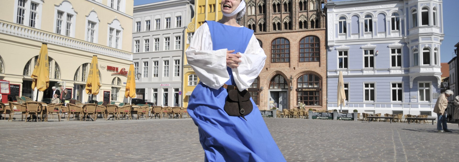 Stadtführerin im mittelalterlichen Gewandt, © Tourismuszentrale Stralsund