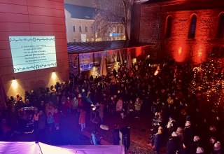 Weihnachtssingen 2024 im Klosterhof des Neubrandenburger Regionalmuseums, © Bürgerstiftung Neubrandenburg