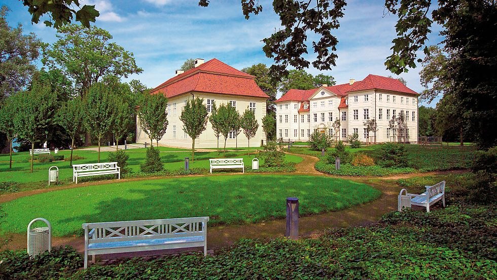 Die Mirower Schlossinsel mit ihrem Gebäudeensemble war eine der Nebenresidenzen der Herzöge von Mecklenburg-Strelitz, © TMV/Legrand Die Mirower Schlossinsel mit ihrem Gebäudeensemble war eine der Nebenresidenzen der Herzöge von Mecklenburg-Strelitz, © TMV/Legrand