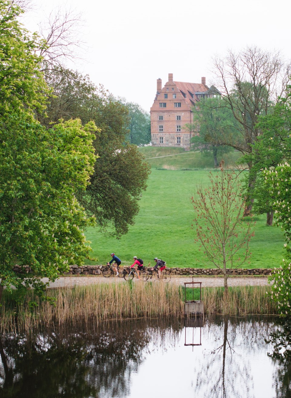 Schönheiten wie Sand am Meer: Das Schloss & Gut Ulrichshusen ist ein weiteres Highlight auf der Gravelbike-Tour. // © MV-T/Gross Schönheiten wie Sand am Meer: Das Schloss & Gut Ulrichshusen ist ein weiteres Highlight auf der Gravelbike-Tour.