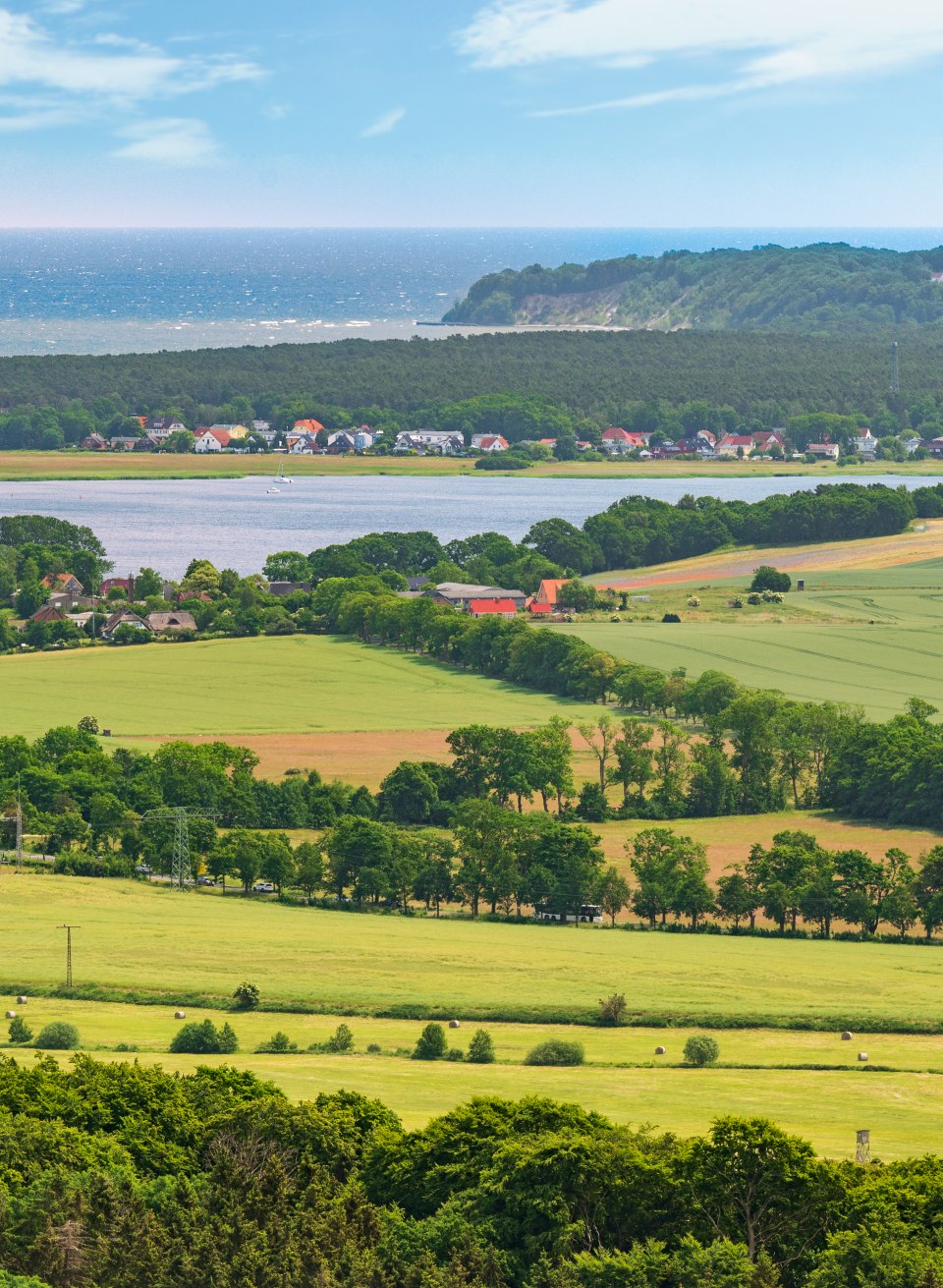 Die Aussicht vom Turm des Schloss Granitz auf die Insel Rügen // Grandiose Aussicht: Warum sich Fürsten einen so hohen Turm bauen ließen? Ist doch klar – wegen der Aussicht! // © MV-T/Tiemann Die Aussicht vom Turm des Schloss Granitz auf die Insel Rügen