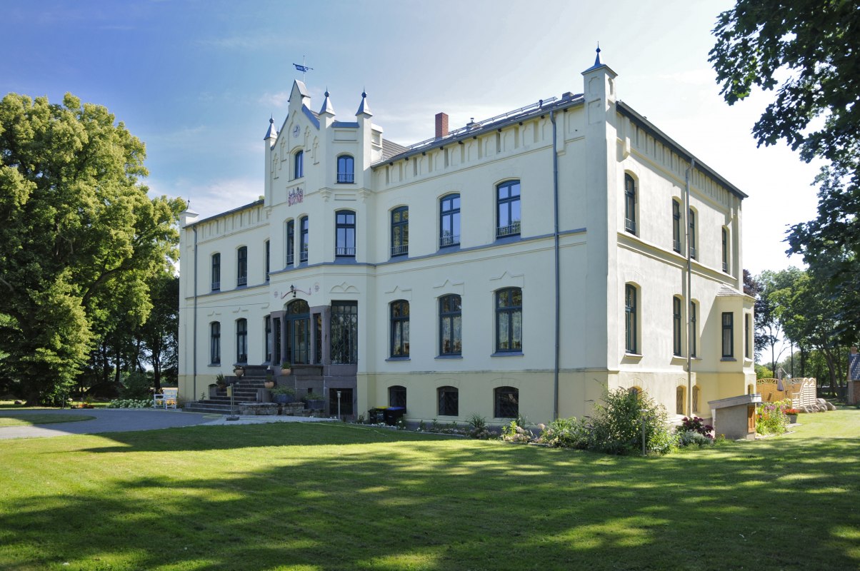Vorderansicht des Gutshaus Alt Vorwerk // © Axel Thiessenhusen Vorderansicht des Gutshaus Alt Vorwerk // © Axel Thiessenhusen