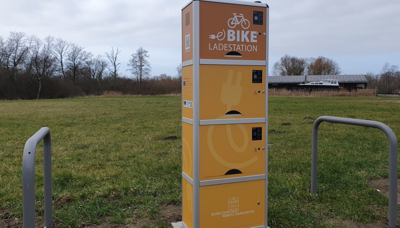 E-Bike Ladestation Damgarten Hafen, © Sabine Maus