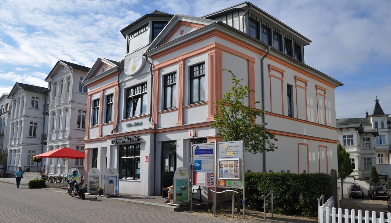 Die Kurverwaltung in der Dünenstraße, © TMV/Fischer Die Kurverwaltung in der Dünenstraße, © TMV/Fischer