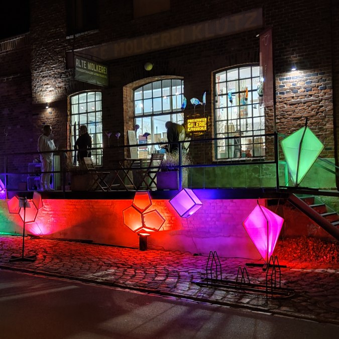 Lichtinstallationen an der Alten Molkerei Kl&uuml;tz, &copy; Janos Freuschle