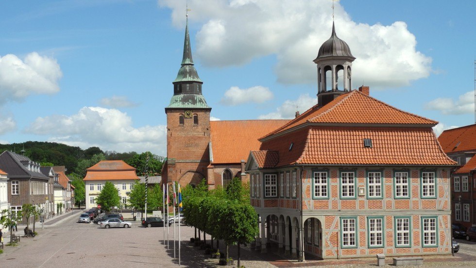 Boizenburger Markt mit Rathaus und St. Marien Kirche, &copy; Stadtinformation Boizenburg/Elbe