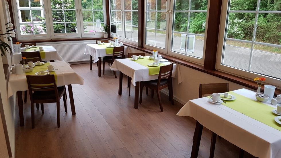 Gem&uuml;tlicher Fr&uuml;hst&uuml;cksraum in der Pension Haus Waldesblick // &copy; Pension Harder Haus Waldesblick