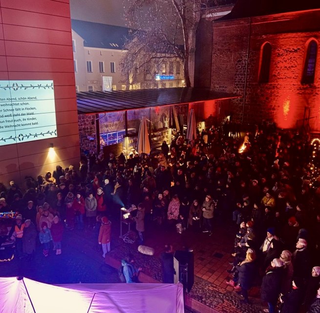 Weihnachtssingen 2024 im Klosterhof des Neubrandenburger Regionalmuseums, © Bürgerstiftung Neubrandenburg Weihnachtssingen 2024 im Klosterhof des Neubrandenburger Regionalmuseums, © Bürgerstiftung Neubrandenburg