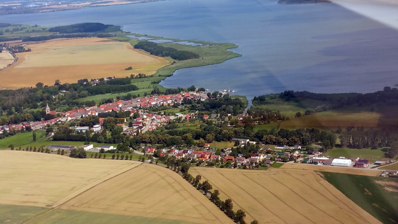 Natuurcamping Lassan ligt direct aan het aftakkingskanaal van de rivier de Peene. // &copy; Naturcampingplatz Lassan
