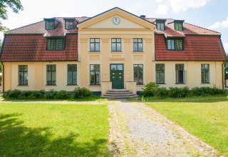 Das Gutshaus in Frontalansicht // &copy; Frank Burger