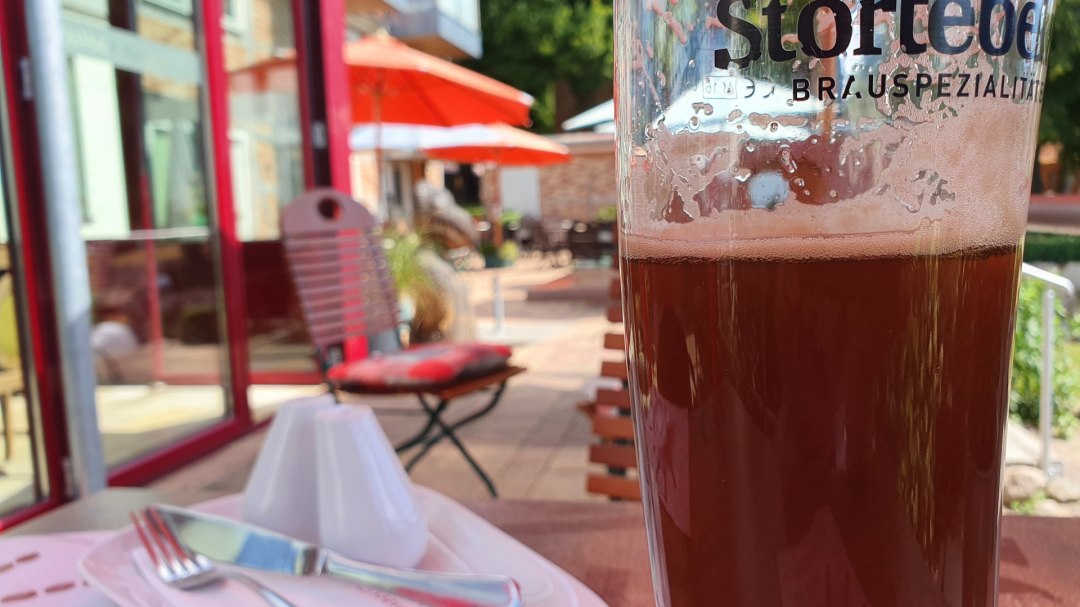 Im Sommer die Erfrischungen auf der Gartenterrasse genie&szlig;en, &copy; Sabine Maus