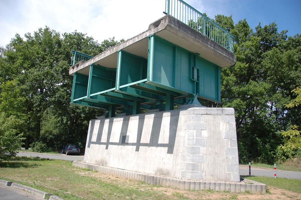 Das Denkmal besteht aus Segmenten der alten Elbbrücke. // © Gabriele Skorupski Das Denkmal besteht aus Segmenten der alten Elbbrücke. // © Gabriele Skorupski
