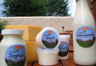 Hofeigene Produkte: Joghurt, Quark, Vorzugsmilch, Brot und Brötchen aus dem Holzofen, © Cafè 7 Hofeigene Produkte: Joghurt, Quark, Vorzugsmilch, Brot und Brötchen aus dem Holzofen, © Cafè 7