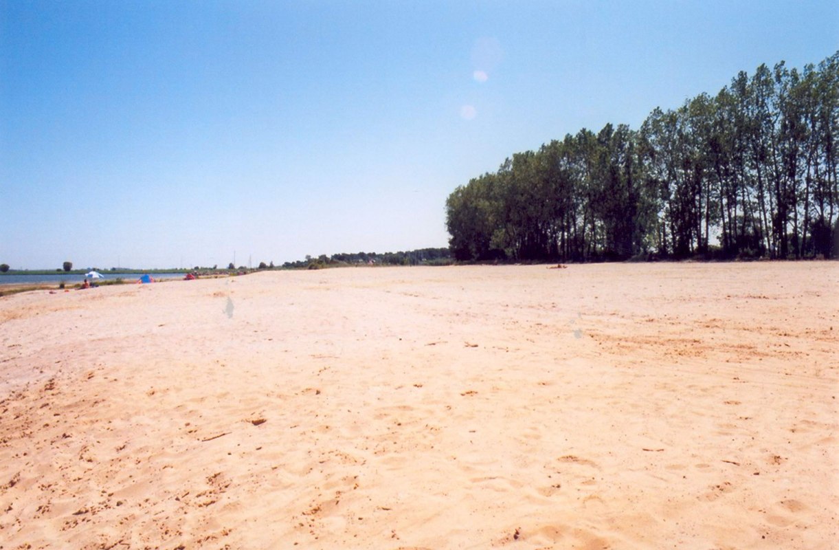 Direct naast de vissershaven van Freest ligt het strand aan de rivier de Peene met uitzicht op het eiland Usedom. // &copy; Tourismusverband Vorpommern e. V.