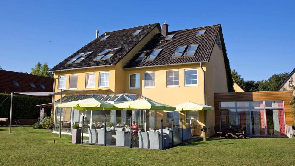 Hotelansicht Wiesenseite // &copy; Hotel am M&uuml;ritz-Nationalpark