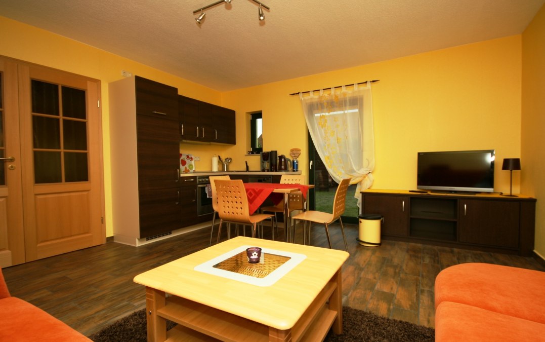 Komplett eingerichteter Essbereich mit Kühlschrank und Geschirrspüler sowie eingerichteter Wohnbereich mit Schlafcouch und TV., © Andreas Hollstein Komplett eingerichteter Essbereich mit Kühlschrank und Geschirrspüler sowie eingerichteter Wohnbereich mit Schlafcouch und TV., © Andreas Hollstein