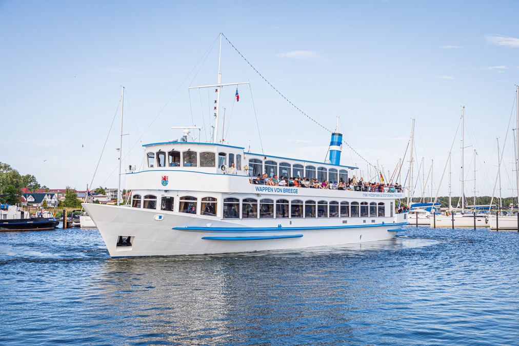 Insel Hiddensee mit dem Fahrgastschiff Wappen von Breege, &copy; Wei&szlig;e Flotte GmbH