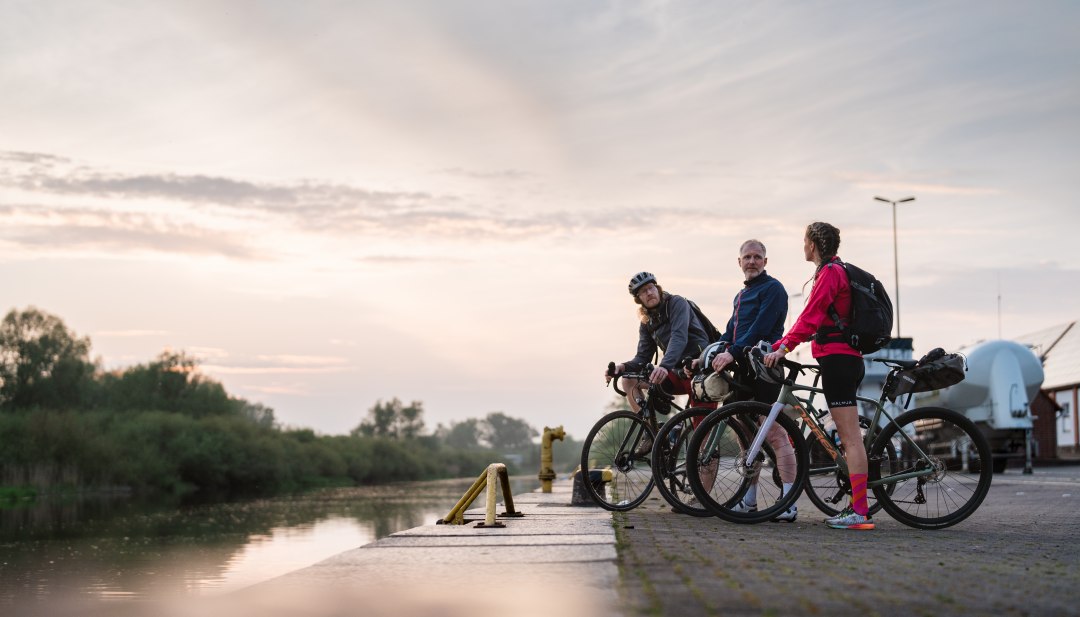 Zeit für die Freundschaft: Bikepacking-Tour mit Gravelbikes durch den Müritz-Nationalpark und die Mecklenburgische Schweiz // © MV-T/Gross Zeit für die Freundschaft: Bikepacking-Tour mit Gravelbikes durch den Müritz-Nationalpark und die Mecklenburgische Schweiz