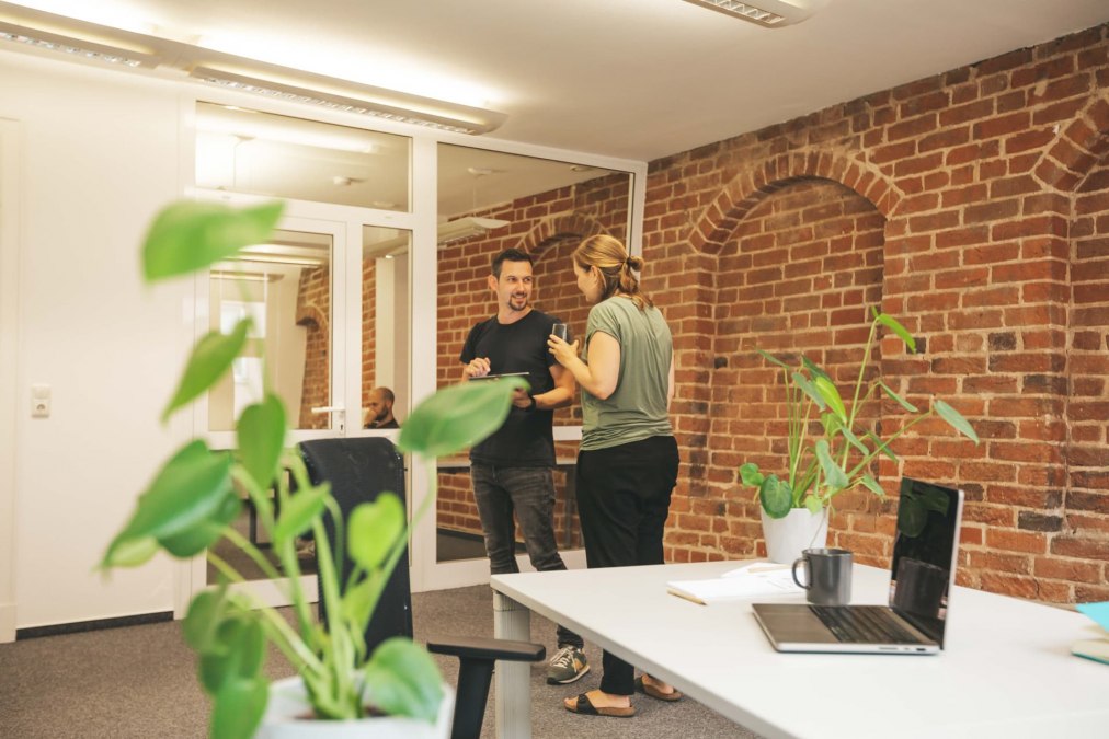 Moderne, open kantoorruimte met historische flair. Ideaal voor creatieve besprekingen en afspraken in een inspirerende omgeving., © Michelle Dynio Moderne, open kantoorruimte met historische flair. Ideaal voor creatieve besprekingen en afspraken in een inspirerende omgeving., © Michelle Dynio