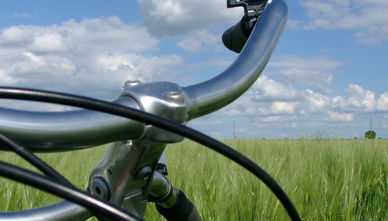 Fahrradlenker vor grünem Getreide., © Ralf Tetmeyer, radreisen-mecklenburg Fahrradlenker vor grünem Getreide., © Ralf Tetmeyer, radreisen-mecklenburg