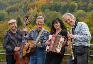 Irina Storozev voc, akk, perc Udo Hemmann voc, bass, git, perc, ukulele Klaus Wegener voc, Sax, klarinette josa voc, harp, git, mdl // &copy; Philine Bach