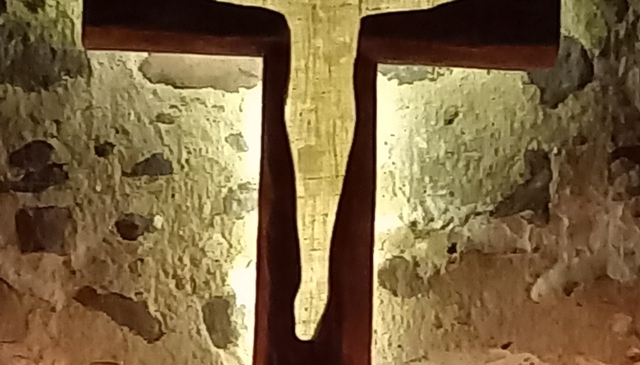 Kreuz im Chorraum, indirekt beleuchtet, &copy; N. Scherfig