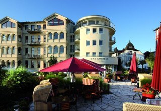 Direkt an der längsten Promenade Europas, gleich hinter Ostseedüne, liegt DAS AHLBECK HOTEL & SPA., © www.berge.at