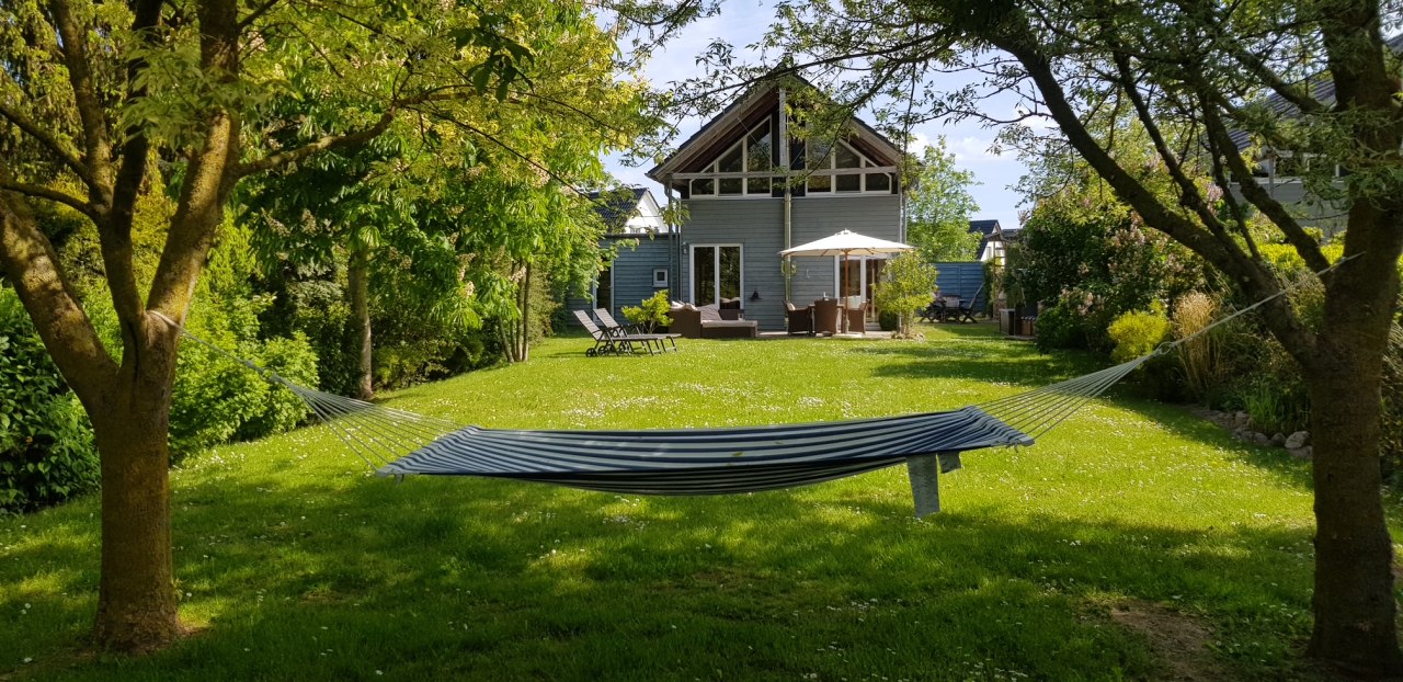 Urlaubsgl&uuml;ck im gro&szlig;en, eingez&auml;unten Garten mit 2 Terrassen - genie&szlig;en Sie Ihren Urlaub ! // &copy; Claudia Loer-M&uuml;ller