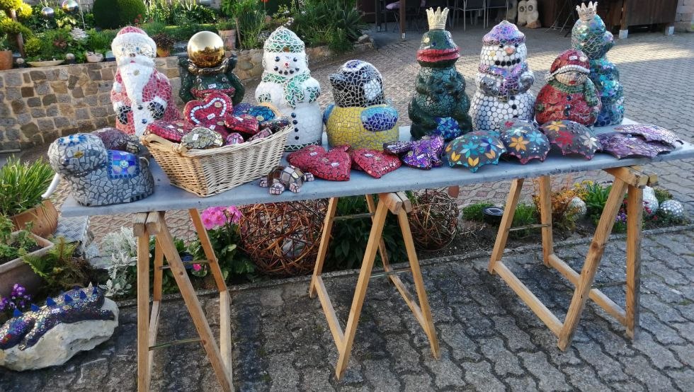 Figuren aus Beton und Mosaiksteine, © Margarete Reimer