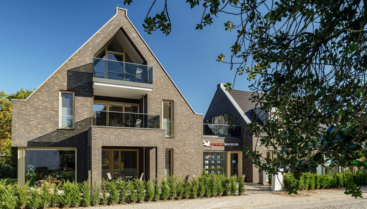 Ansicht der Balkone Schietbüdel, Boddenschnacker und der Terrasse der Wohnung Pinschieter, © Integral Immobilien Ansicht der Balkone Schietbüdel, Boddenschnacker und der Terrasse der Wohnung Pinschieter, © Integral Immobilien