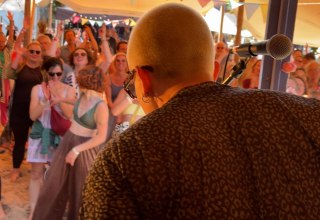 Ausgelassen Tanzen zu feinster Musik! // &copy; Musik & Stille Festival - G&ouml;tz Rausch