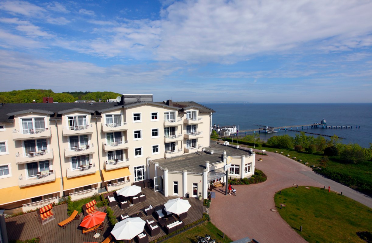 Hotelansicht mit Blick auf´s Meer // © Jochen Tack, Hotel Bernstein Hotelansicht mit Blick auf´s Meer // © Jochen Tack, Hotel Bernstein